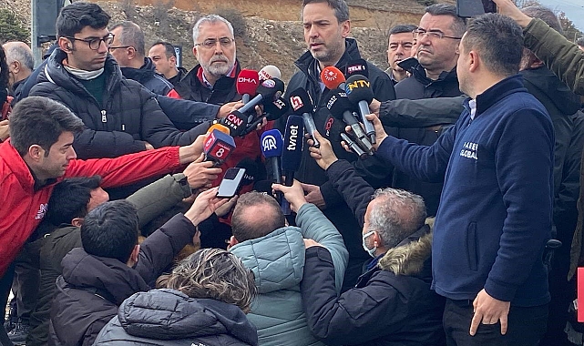 Bakan Bayraktar: "Çalışmalarda yerin yaklaşık 30 metre altını görüntüleyebilen, metale duyarlı dronlar kullanılıyor"
