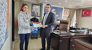 Bilek Güreşi Türkiye ikincisi Ağrılı sporcudan Kaymakam Adıbelli’ye ziyaret