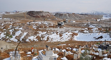 Binlerce hayali altında bırakan moloz yığınları dağ oldu