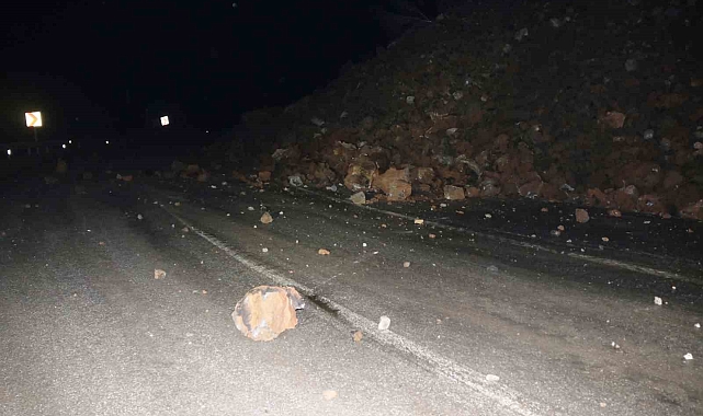 Bitlis'te yola düşen kayalar trafik akışını durdurdu
