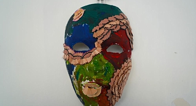 Bu okulda kalemtıraş atıkları çöpe atılmıyor! Sanat eserine dönüştürülüyor!