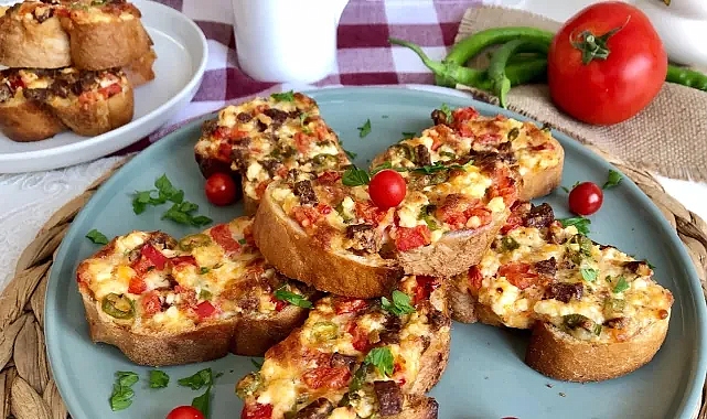 Bu tarifle bayat ekmekler altın değerinde: Ailece bayılacağınız Pizza tarifi