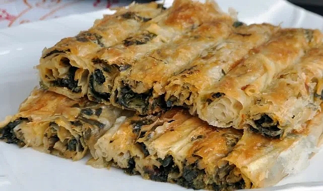 Bu tarifle böreğinizin lezzeti ikiye katlanacak: Misafirlerinizi mest edecek Ispanaklı Börek tarifi