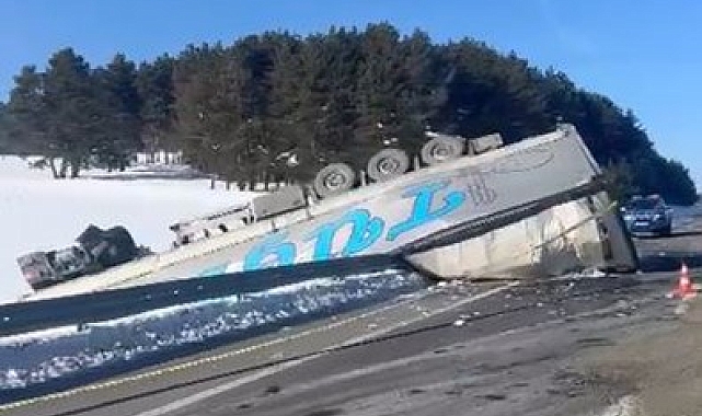 Buzlanma nedeniyle tır devrildi, yol kısa süreli ulaşıma kapatıldı