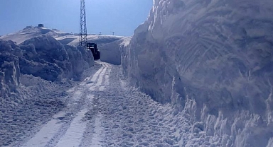 Çığ nedeniyle kar kalınlığının 4 metreyi bulduğu Yüksekova'da kar tünelleri açılıyor