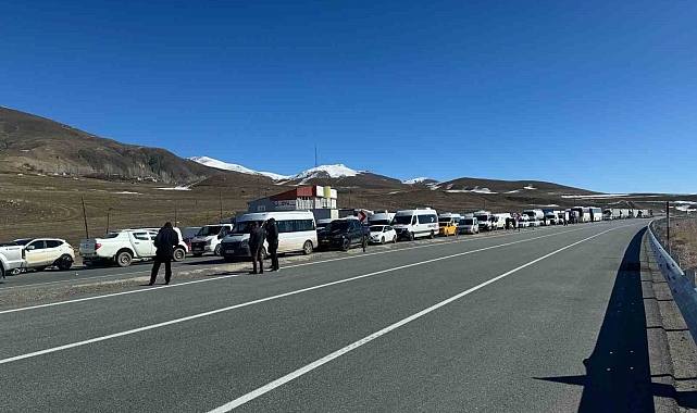 Çığ'dan kapanan Van-Hakkari yolu trafiğe açıldı