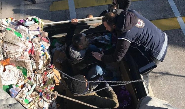 Çöp dolu tırdan 3 kaçak göçmen çıktı