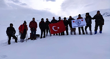 Dağcılar 6 Şubat Asrın Felaketi için  2639 metre yüksekliğindeki Pamuk Dağına tırmanış