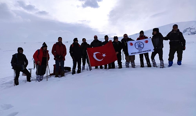 Dağcılar 6 Şubat Asrın Felaketi için  2639 metre yüksekliğindeki Pamuk Dağına tırmanış