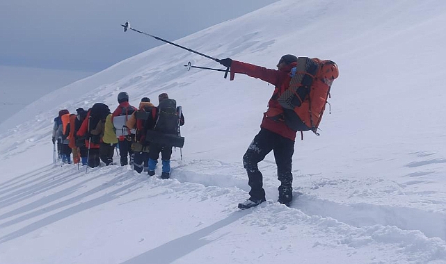 Dağcılar Süphan Dağı zirve tırmanışını tamamlayamadı