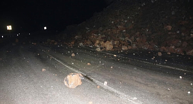 Dağdan kopan kaya parçası yola düştü yolu trafiğe kapattı
