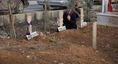 Deprem mezarlıklarında yas ve gözyaşı