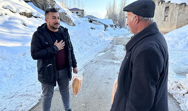 Depremde hayatını kaybedenler için köy köy gezerek ekmek dağıttı