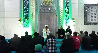 Ağrı'da, Depremde hayatını kaybedenler için sabah namazında dua edildi