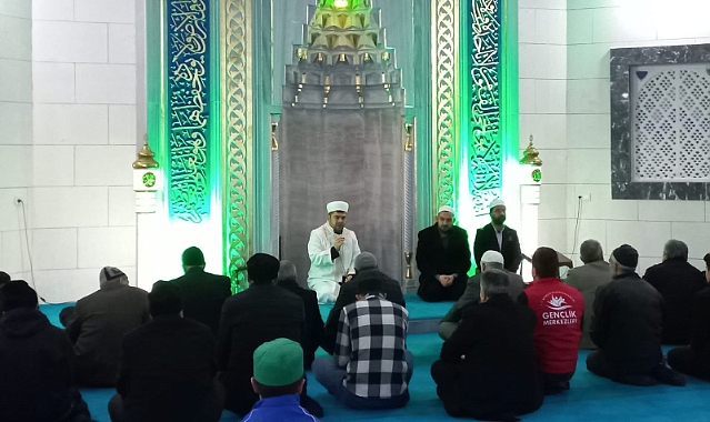 Ağrı'da, Depremde hayatını kaybedenler için sabah namazında dua edildi