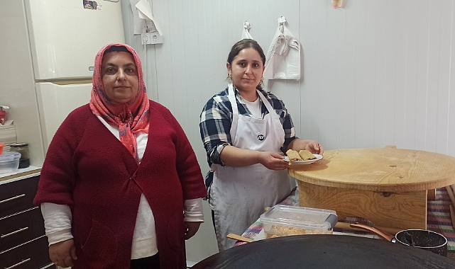 Depremde iş yeri yıkılan abla-kardeş konteyner iş yerinde hizmet veriyor
