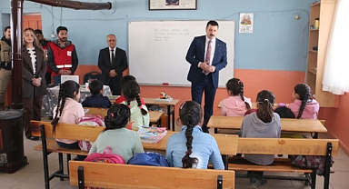 Diyadin Kaymakamı Karali’den öğrencilere kitap desteği