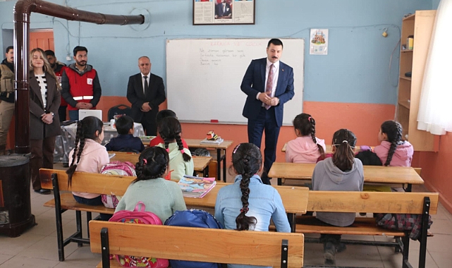 Diyadin Kaymakamı Karali’den öğrencilere kitap desteği