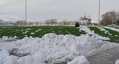 Diyarbakır Çınarspor ile Yeşil Vartospor maçı öncesi saha kardan temizlendi