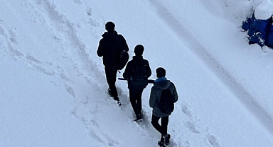 Eğitime kar engeli haberleri peş peşe geldi: Kar kalınlığının 5 metreyi bulduğu o ilde eğime 1 gün ara verildi