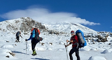 Eksi 44 derece Türkiye'nin zirvesi Ağrı Dağı'na 4 gün boyunca tırmandılar