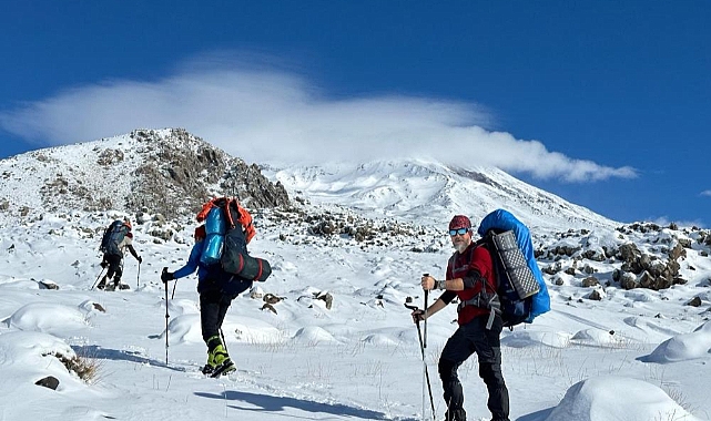 Eksi 44 derece Türkiye'nin zirvesi Ağrı Dağı'na 4 gün boyunca tırmandılar