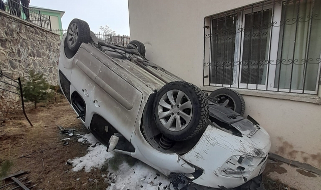 El freni çekilmeyen araç bahçe duvarından uçtu
