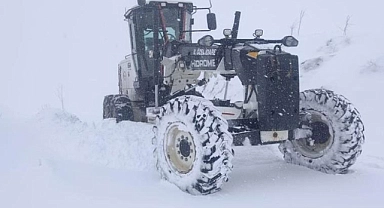 Elazığ'da kar 17 köyü hapsetti