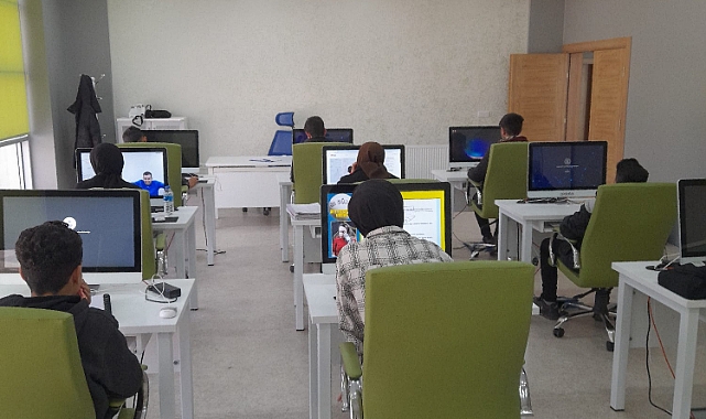 Erciş Atatürk Anadolu Lisesi'nde Satranç Oyunu: Öğretmenler ve Öğrenciler Arasında Verimli Zaman Geçirme Deneyimi Oldu