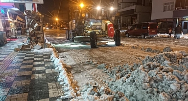 Erciş'te biriken karlar belediye ekipleri tarafından temizleniyor