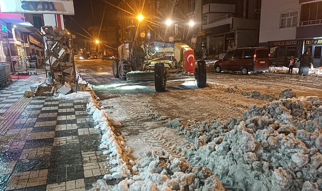 Erciş'te biriken karlar belediye ekipleri tarafından temizleniyor