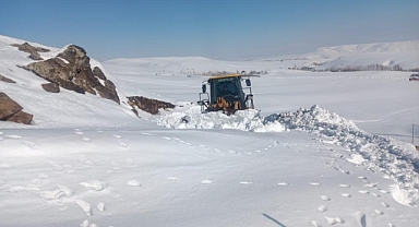 Erciş'te kar esaretinin ardından kapanan yollar ulaşıma açılıyor