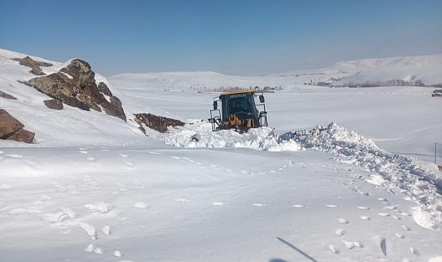 Erciş'te kar esaretinin ardından kapanan yollar ulaşıma açılıyor