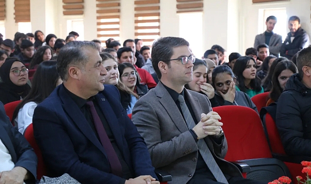 Erciş'te "OKU-YORUM YAZI-YORUM" Projesi Kapsamında Panel Düzenlendi