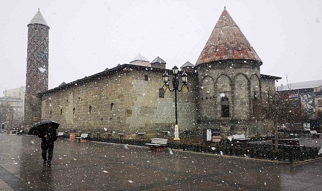 Erzurum'a kar yağışı geri geldi