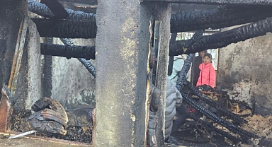 Evi yanan 6 nüfuslu aileye kaymakam ve başkan yardım eli uzattı