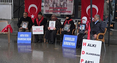 Evlat nöbetinde bekleyen gözü yaşlı ailelerden "Türk-Kürt kardeştir, HDP kalleştir" sloganı