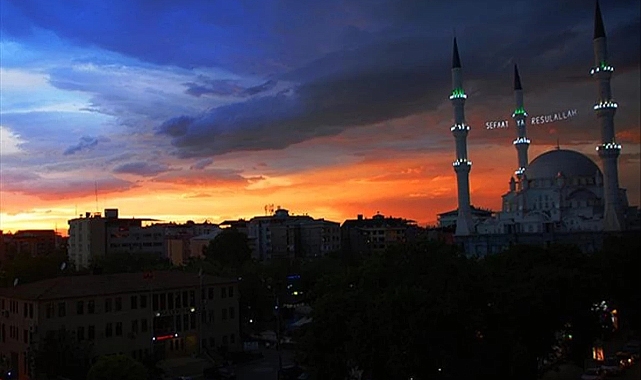 Ezan okunurken namaz kılınır mı? Ezandan önce kılınan namaz kabul olur mu?