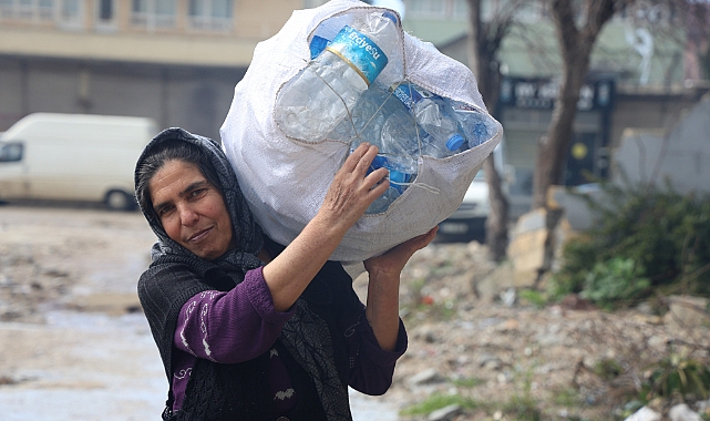 Fedakar anne, iki evladını karton ve plastik malzeme toplayarak okutuyor