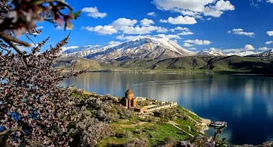 Göllerin Üzerine Güneş ve Rüzgar Santrali: Van Gölü Tehlikede!