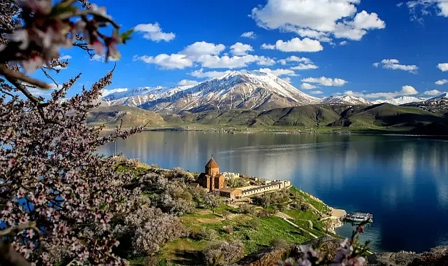 Göllerin Üzerine Güneş ve Rüzgar Santrali: Van Gölü Tehlikede!
