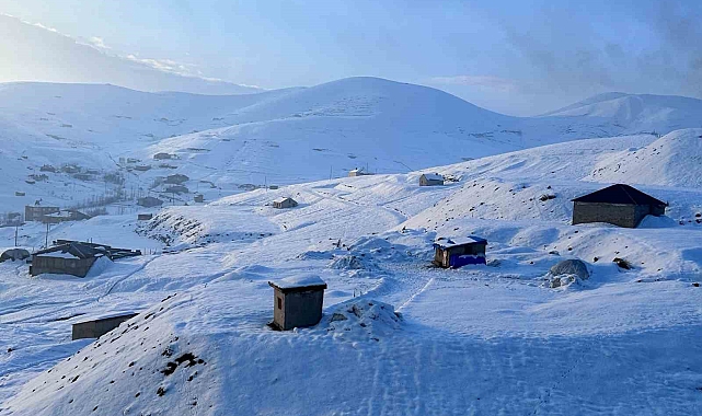 Hakkari'de kardan kapanan yolları açma çalışmaları sürüyor