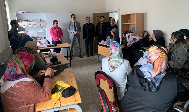 Hamur’da kadınlar gelirlerini Aile Destek Merkezi'nde üreterek kazanıyor