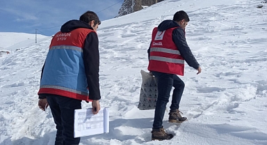 Hamur SYDV ve Kızılay Gönüllüleri Köy Köy Gezip Yardım Dağıtıyor