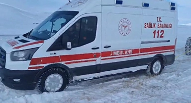 Hastayı almaya giden ambulans kara saplandı: Yardımına karla mücadele ekipleri yetişti