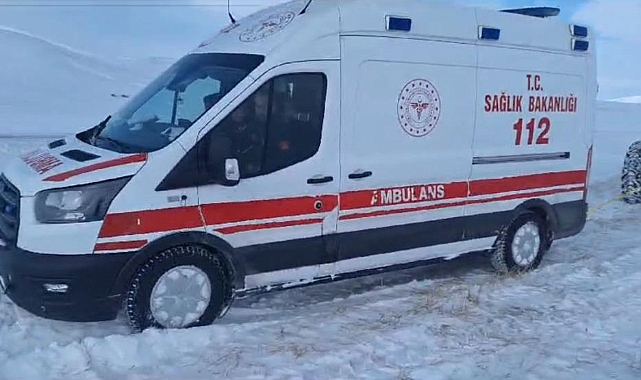 Hastayı almaya giden ambulans kara saplandı: Yardımına karla mücadele ekipleri yetişti