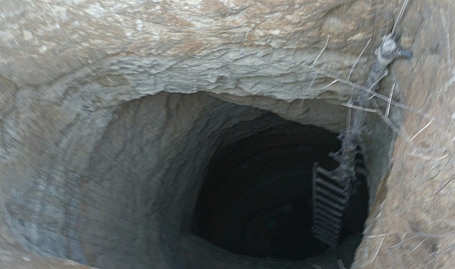 Hızını alamayan defineciler tarihi eser bulma hayaliyle 30 metre kuyu kazdı