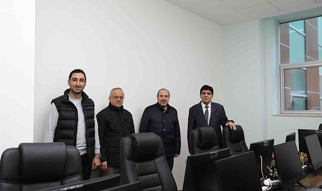 Iğdır Üniversitesi Rektörü Alma, yeni açılan e-spor salonunda incelemelerde bulundu