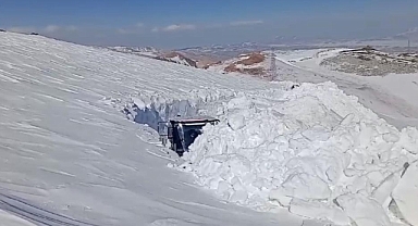 Kar kalınlığının 5 metreyi bulduğu Yüksekova'da kar tünelleri açılıyor