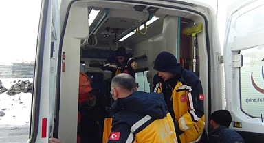 Kar nedeniyle köyde mahsur kalan 4 hasta kurtarıldı